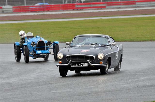 Variety Mark BUTTERWORTH 1964 VOLVO P1800S racing against a 1927 BUGATTI T35B which won its class and finished 6th overall driven by Martin OVERINGTON.jpg