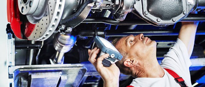 9666338lpw-9666383-article-motor-mechanic-inspecting-the-engine-of-a-car-jpg_4472042_660x281.jpg